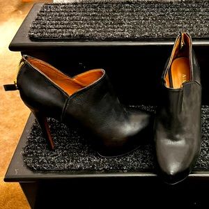 Blk leather high heeled boots sz 6